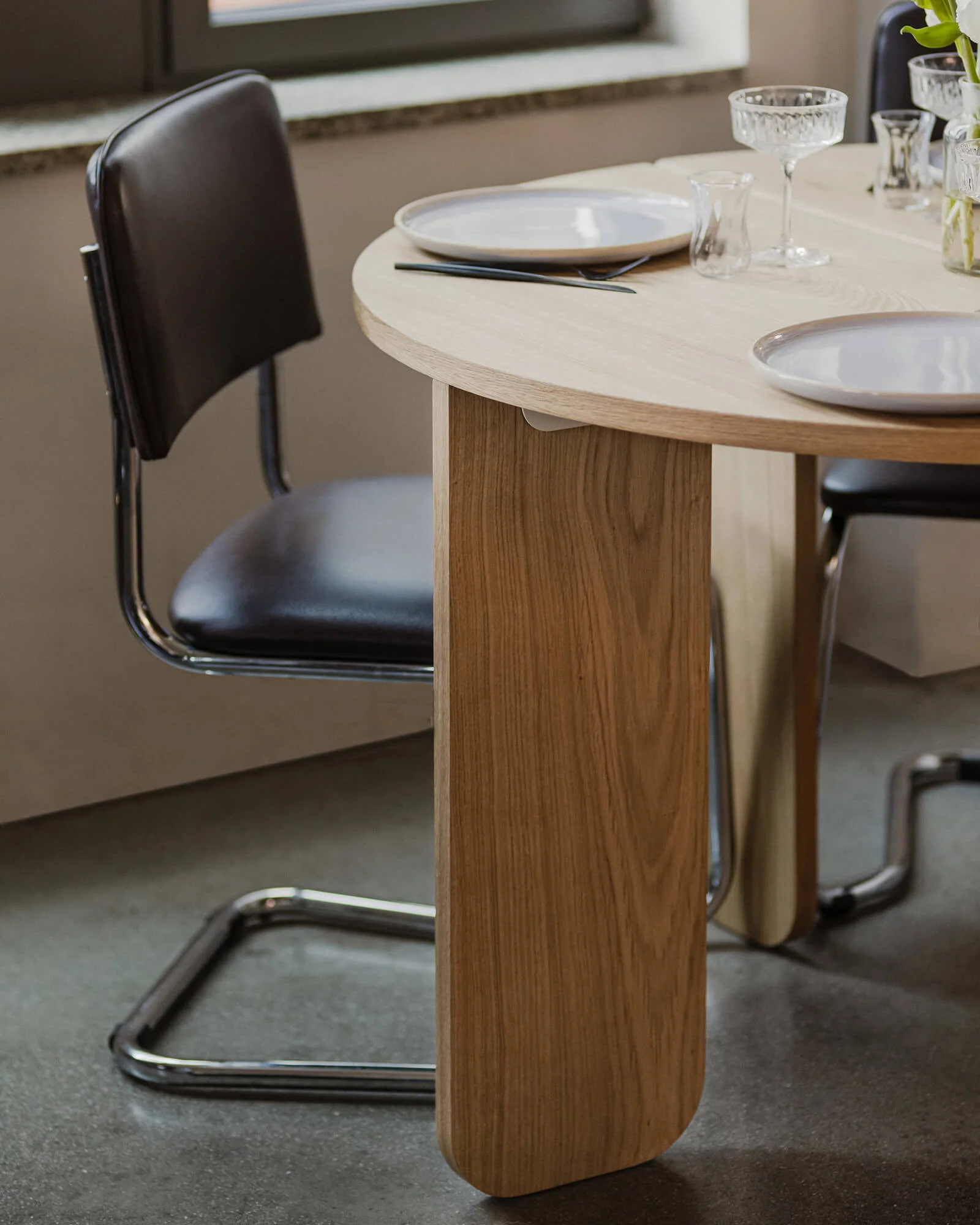 Dany Dining Table - Image 5
