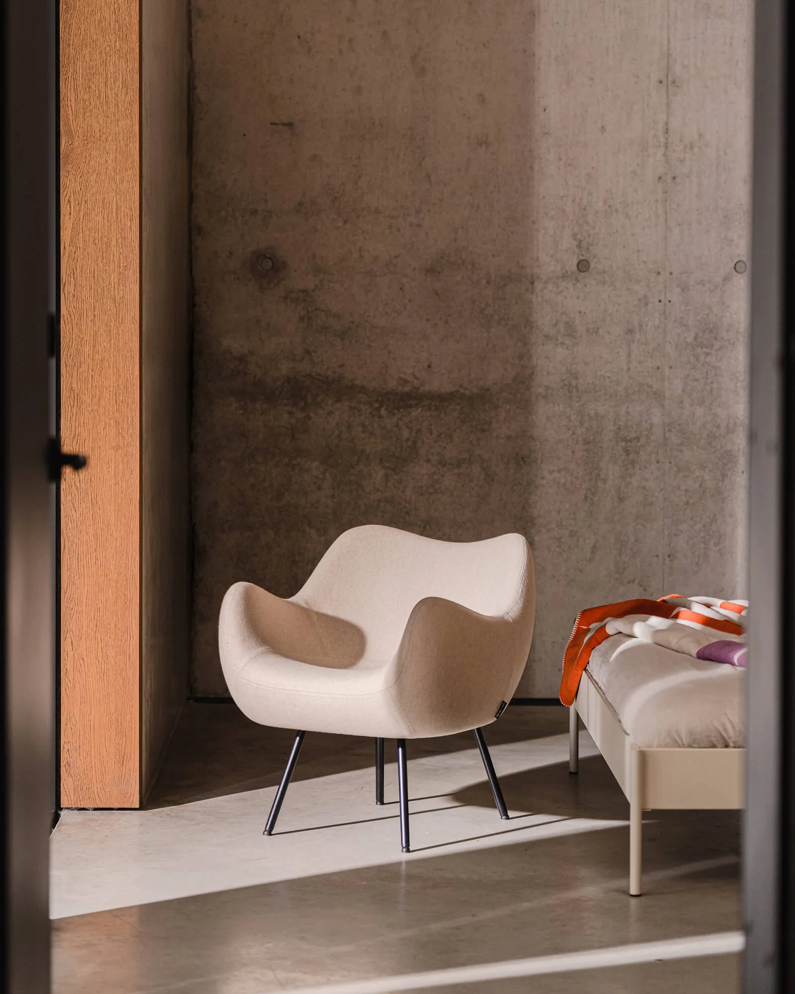 RM58 Armchair - Image 4